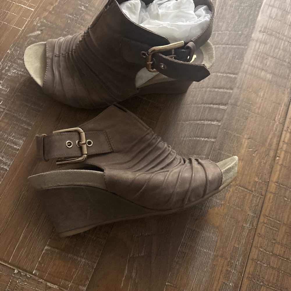 Woman’s wedge heal